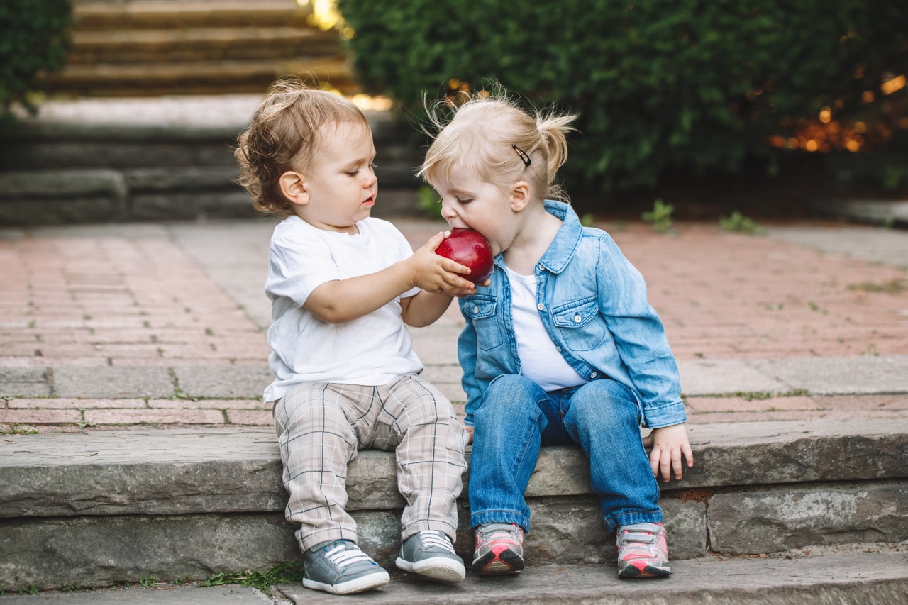 kids sharing apple